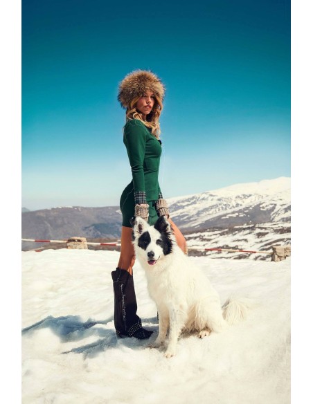 Ropa Camaleónica: vestido Arden verde en la nieve con perro y botas negras