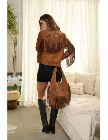 Chaqueta Laurent Camaleónica by Capriche, vista de espalda con bolso de flecos en interior