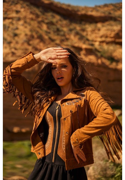 Ropa Camaleónica: chaqueta Laurent de ante marrón con flecos, primer plano al sol Ropa Camaleónica: chaqueta Laurent de ante marrón con flecos, primer plano al sol