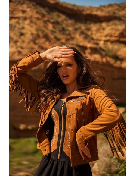 Ropa Camaleónica: chaqueta Laurent de ante marrón con flecos, primer plano al sol