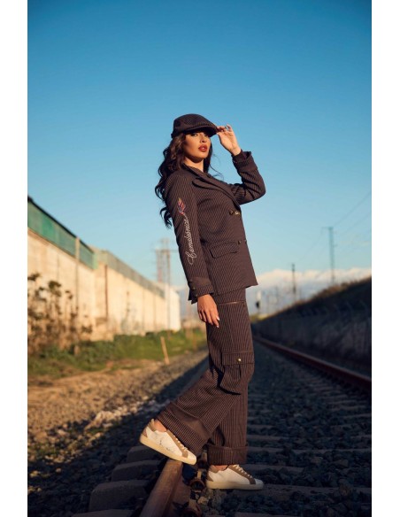 Blazer Jasper marrón Camaleónica by Capriche, pose al atardecer en las vías del tren