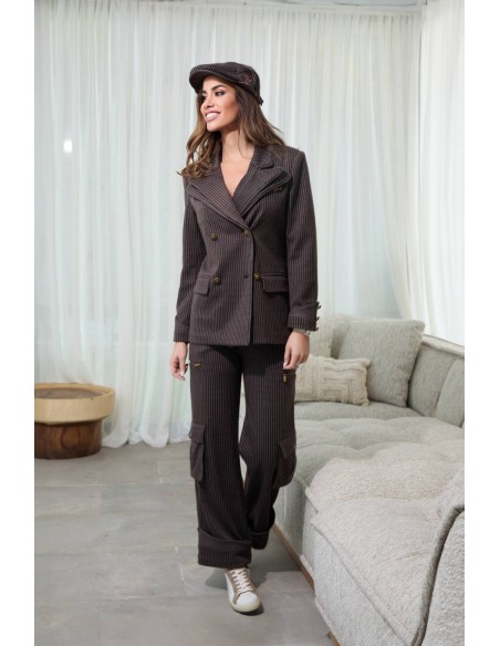 Ropa Camaleónica: blazer Jasper marrón con pantalón de traje, vista completa en interior