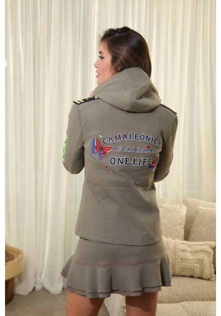 Chaqueta Scout caqui Camaleónica by Capriche, detalle del bordado de la espalda Chaqueta Scout caqui Camaleónica by Capriche, detalle del bordado de la espalda