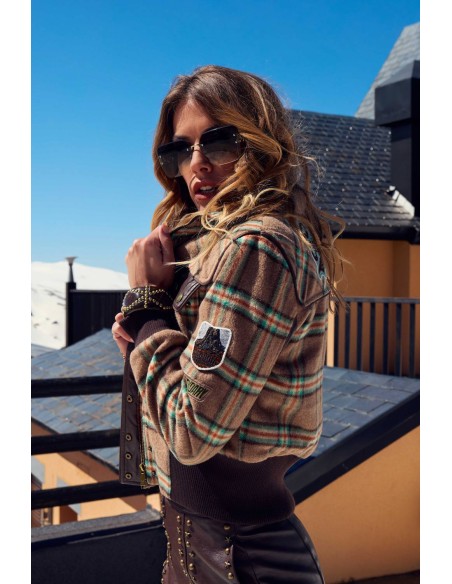 Chaqueta Wander Camaleónica by Capriche, perfil con gafas de sol y cielo azul