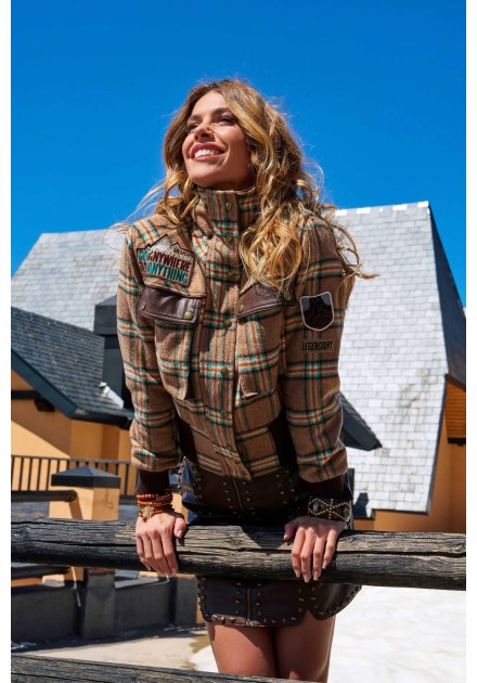 Ropa Camaleónica: falda Everwood marrón con chaqueta de cuadros, primer plano de pie Ropa Camaleónica: falda Everwood marrón con chaqueta de cuadros, primer plano de pie