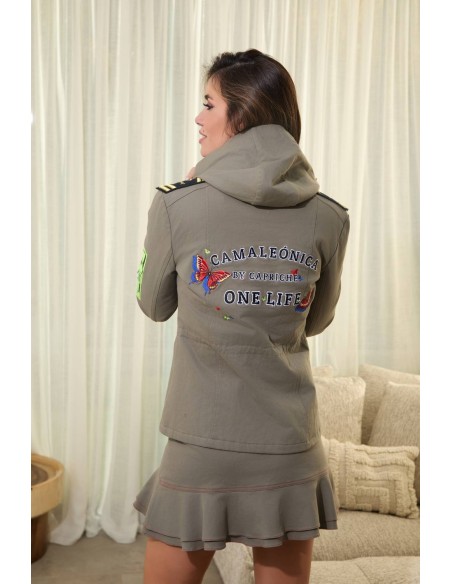 Falda Horizon Camaleónica by Capriche, conjunto caqui visto de espalda con chaqueta bordada