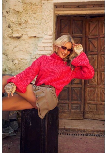 Ropa Camaleónica: falda Horizon caqui con jersey rojo, primer plano en exterior Ropa Camaleónica: falda Horizon caqui con jersey rojo, primer plano en exterior