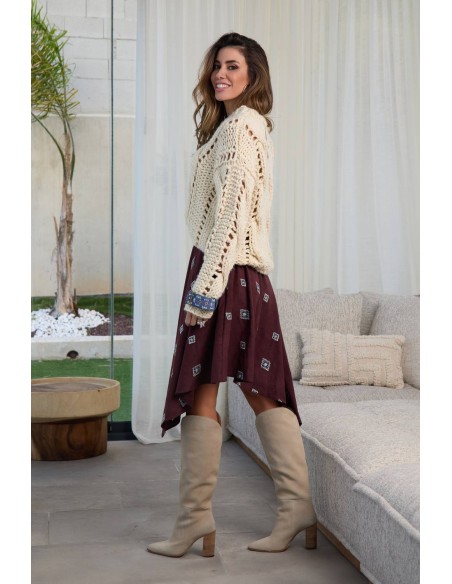 Jersey Roamer Camaleónica by Capriche de punto calado crudo, vista frontal con falda burdeos