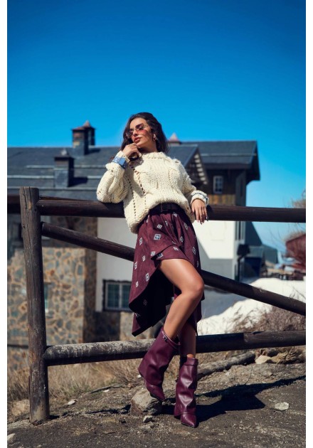 Jersey Roamer Camaleónica by Capriche, outfit invernal con falda burdeos y botas Jersey Roamer Camaleónica by Capriche, outfit invernal con falda burdeos y botas