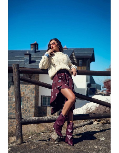 Jersey Roamer Camaleónica by Capriche, outfit invernal con falda burdeos y botas