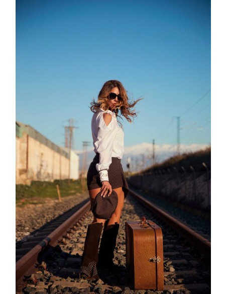 Camisa Summit de Camaleónica by Capriche, outfit blanco y marrón con botas camperas