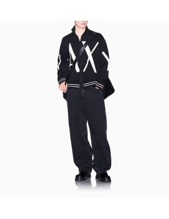 Sudadera Armani Exchange negra - frontal en modelo 2
