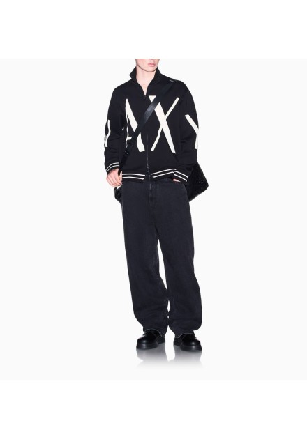 Sudadera Armani Exchange negra - look completo en modelo