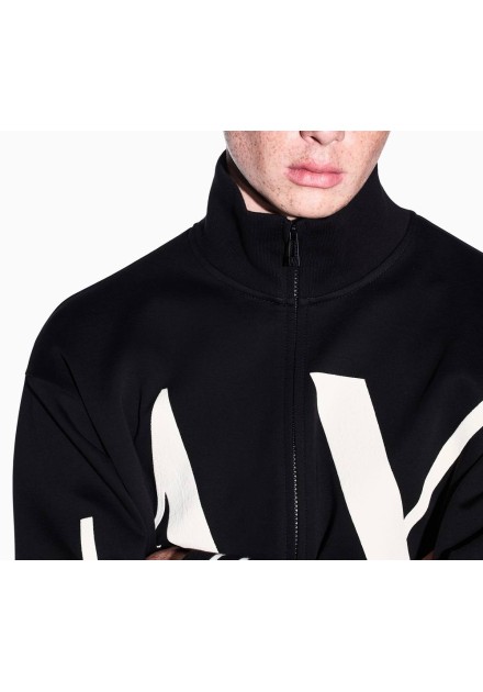 Sudadera Armani Exchange negra - detalle en modelo
