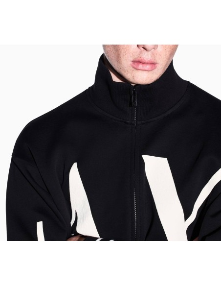 Sudadera Armani Exchange negra - detalle en modelo