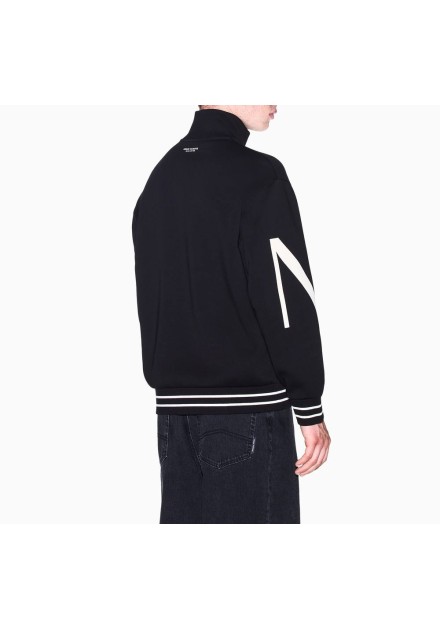 Sudadera Armani Exchange negra - vista trasera en modelo