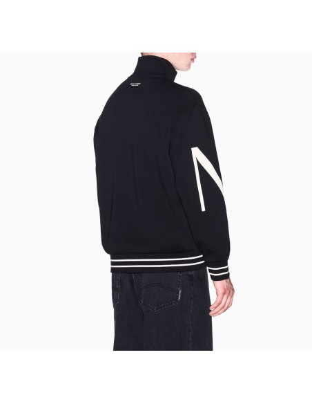 Sudadera Armani Exchange negra - vista trasera en modelo