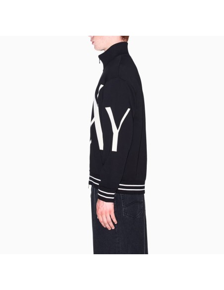 Sudadera Armani Exchange negra - lateral en modelo