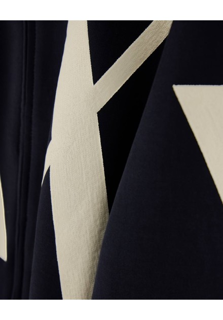 Sudadera Armani Exchange negra - detalle del tejido y logo