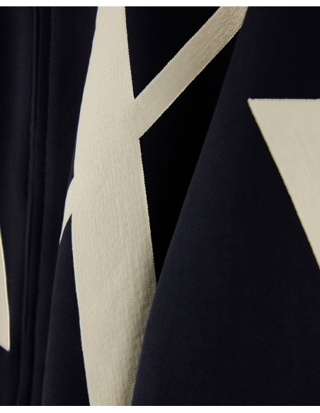 Sudadera Armani Exchange negra - detalle del tejido y logo