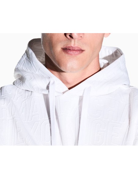 Sudadera Armani Exchange blanca - detalle en modelo