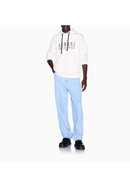 Sudadera Armani Exchange crudo - look completo en modelo