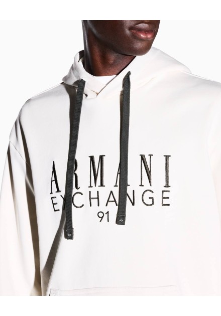 Sudadera Armani Exchange crudo - detalle en modelo