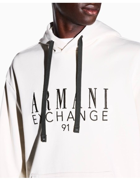 Sudadera Armani Exchange crudo - detalle en modelo