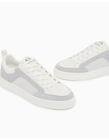 Sneakers Armani Exchange blancas y grises - vista tres cuartos del par