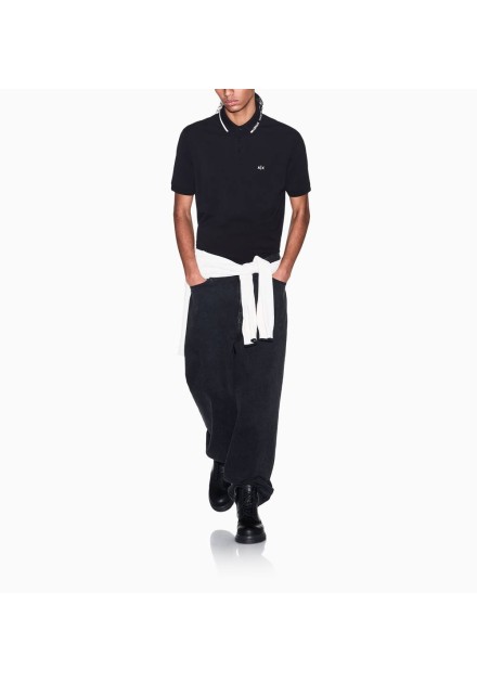 Polo Armani Exchange negro - look completo en modelo Polo Armani Exchange negro - look completo en modelo