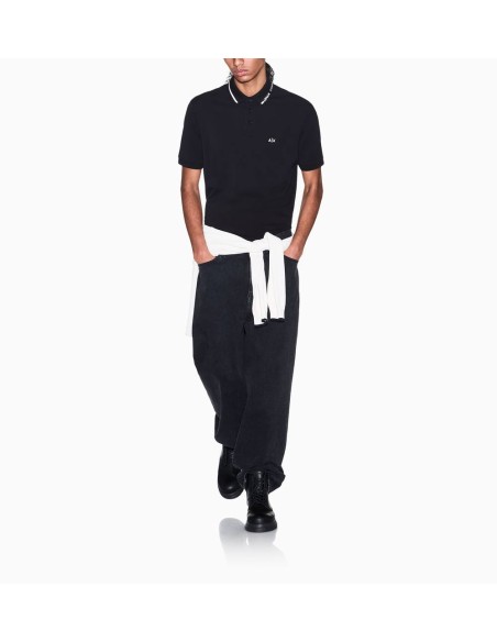 Polo Armani Exchange negro - look completo en modelo