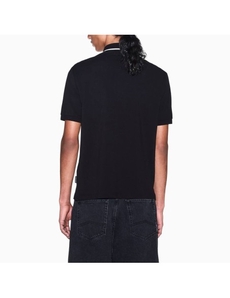 Polo Armani Exchange negro - vista trasera en modelo