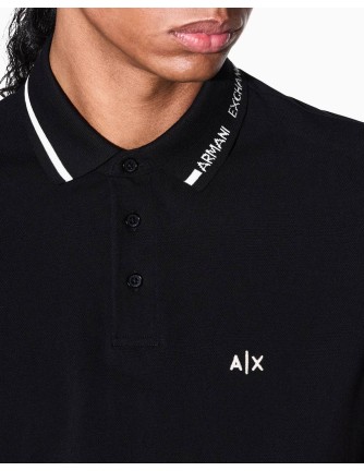 Polo Armani Exchange negro - frontal en modelo 2