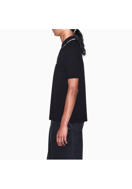 Polo Armani Exchange negro - lateral en modelo Polo Armani Exchange negro - lateral en modelo
