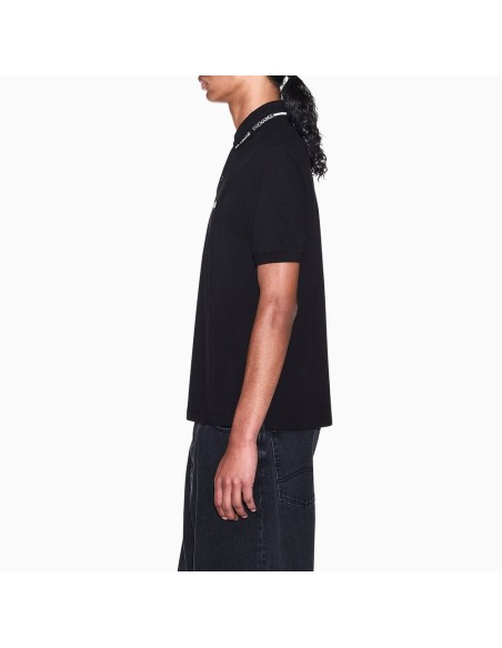 Polo Armani Exchange negro - lateral en modelo