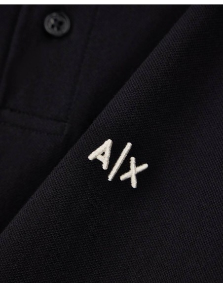 Polo Armani Exchange negro - detalle del tejido y logo