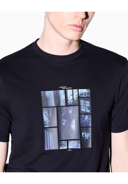 Camiseta Armani Exchange azul marino - detalle en modelo Camiseta Armani Exchange azul marino - detalle en modelo