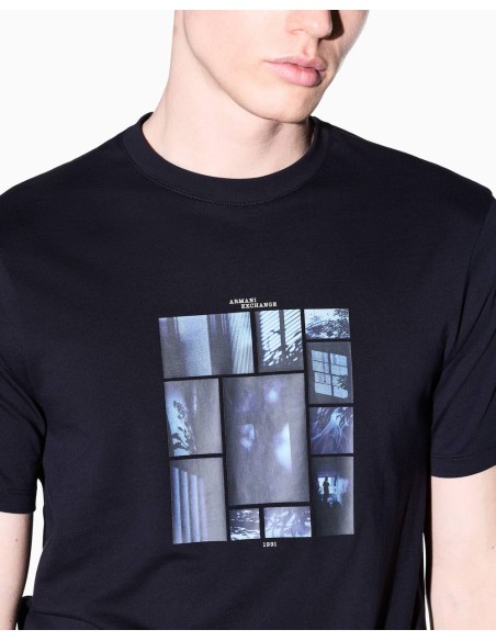 Camiseta Armani Exchange azul marino - detalle en modelo