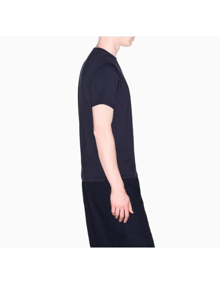 Camiseta Armani Exchange azul marino - lateral en modelo