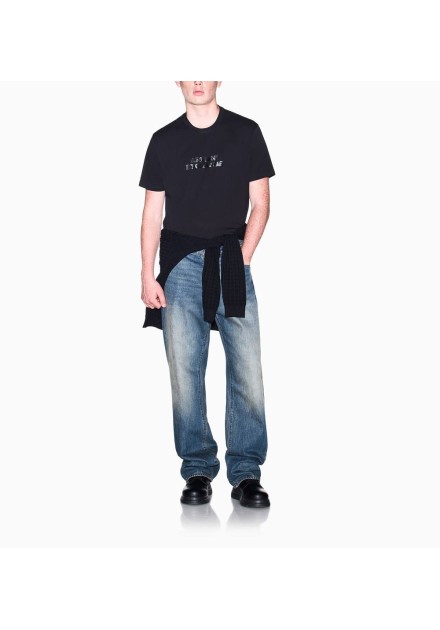 Camiseta Armani Exchange negra - look completo en modelo