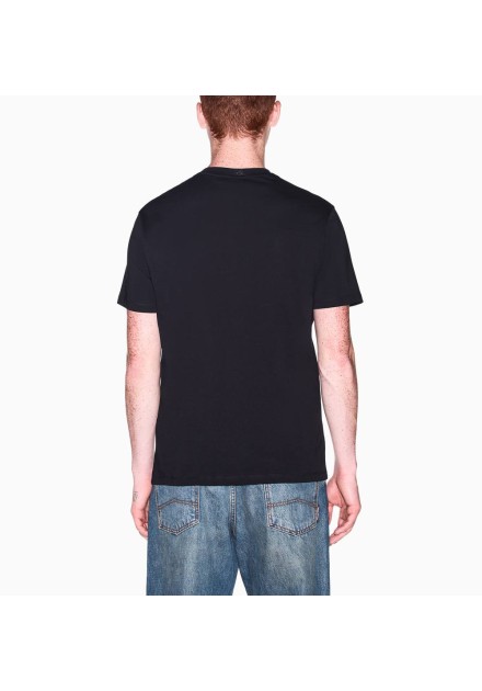 Camiseta Armani Exchange negra - vista trasera en modelo