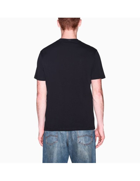 Camiseta Armani Exchange negra - vista trasera en modelo