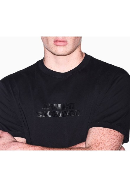 Camiseta Armani Exchange negra - detalle en modelo