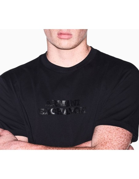 Camiseta Armani Exchange negra - detalle en modelo