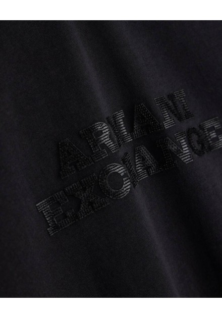 Camiseta Armani Exchange negra - detalle del tejido y logo