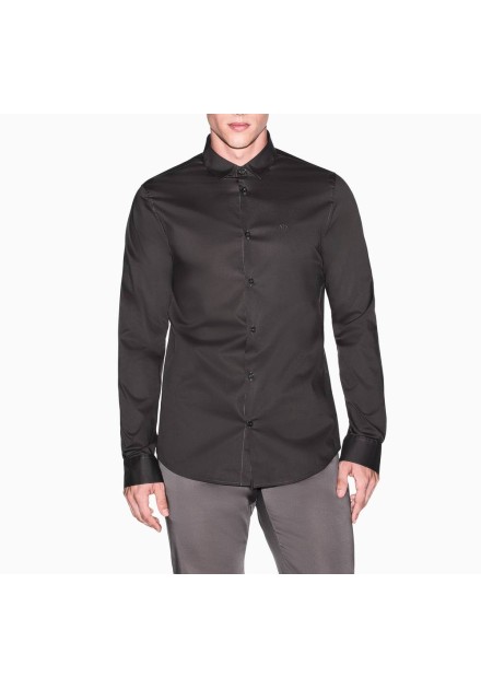 Camisa Armani Exchange verde oscuro - frontal en modelo Camisa Armani Exchange verde oscuro - frontal en modelo