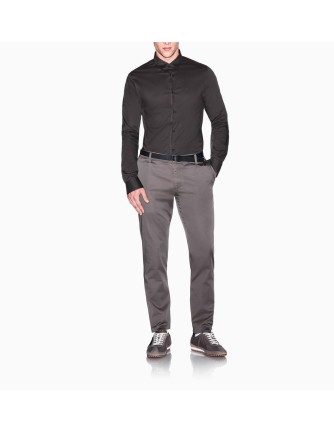 Camisa Armani Exchange verde oscuro - frontal en modelo 2