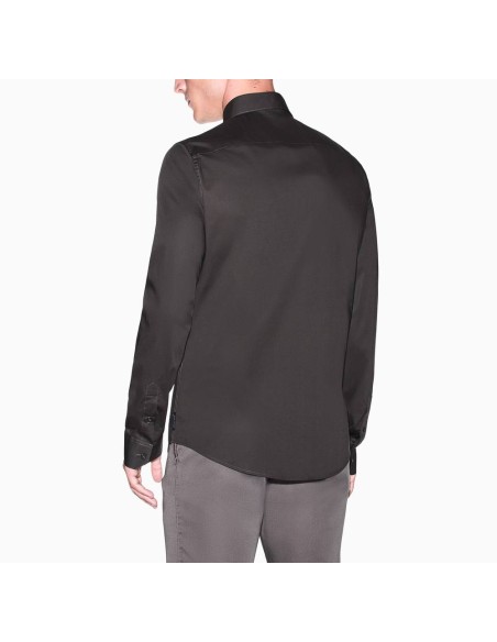 Camisa Armani Exchange verde oscuro - vista trasera en modelo