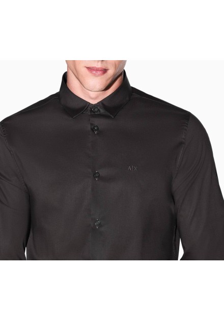 Camisa Armani Exchange verde oscuro - detalle en modelo Camisa Armani Exchange verde oscuro - detalle en modelo