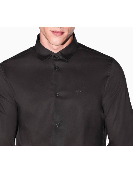 Camisa Armani Exchange verde oscuro - detalle en modelo